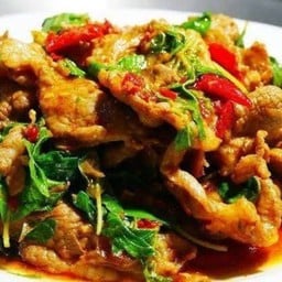 กระเพราหมูชิ้น  กับข้าว