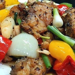 ปลากระพงผัดพริกไทยดำ