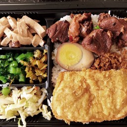 ข้าวกล่องหมูตุ๋น + ปลาทอด