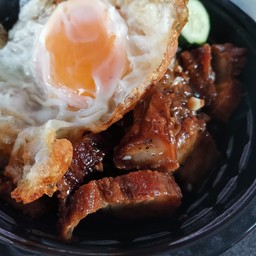 หมูกรอบกระเทียมราดข้าว