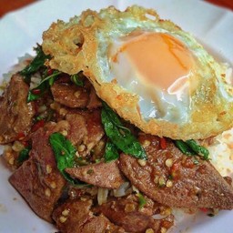 ข้าวกระเพราตับหมู ไข่ดาว