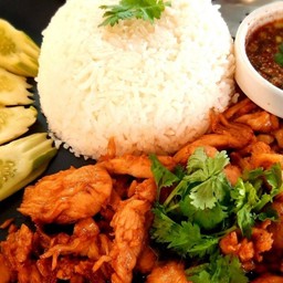 ข้าวหน้าไก่ทอด + น้ำจิ้มแจ่ว