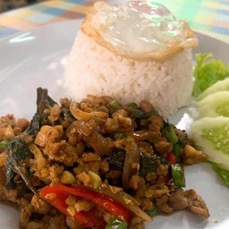กะเพราราดข้าว
