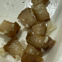 สั่งผักบุ้งหมูกรอบ  หมูกรอบนี่ ไม่ได้กรอบเลย เหมือนเอาหมูสามชั้นมาทอดใส่ผักบุ้ง 