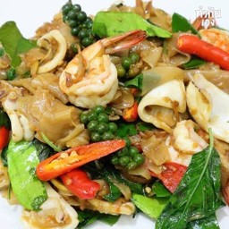 เส้นใหญ่ผัดขี้เมา