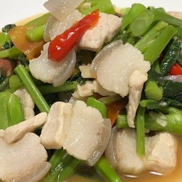 ผัดคะน้าหมูสามชั้น