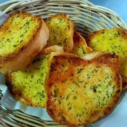 โฮมเมดขนมปังกระเทียม Homemade garlic bread