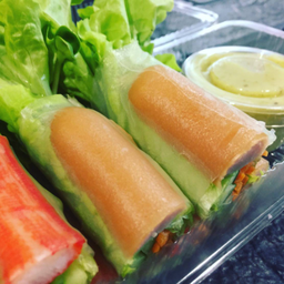 โรลไส้กรอกไก่หนังกรอบ 8 คำ