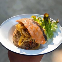 ข้าวผัดน้ำพริกปลาแซลม่อน