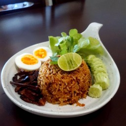 ข้าวผัดน้ำพริกหมูทอด