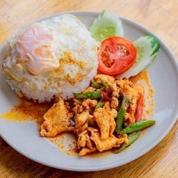 ข้าวไก่ผัดพริกแกง