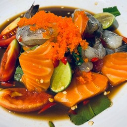 ยำแซลมอนกุ้งสด