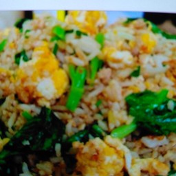 ข้าวผัดไข่ใส่หมูชิ้น