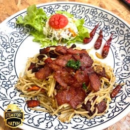 สปาเก็ตตี้ผัดพริกแห้งเบคอน&เบคอนกรอบๆ