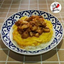 ไก่ผัดซอสราดไข่เจียว