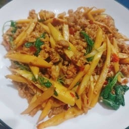 ตามสั่งแม่พวง(กะเพราพริกแห้ง)รับสั่งทำข้าวกล่อง ตามสั่งแม่พวง