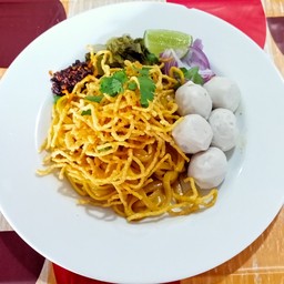 ข้าวซอยคั่วแห้งลูกชิ้นปลา