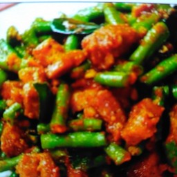 ข้าวผัดพริกแกงถั่วหมูชิ้น