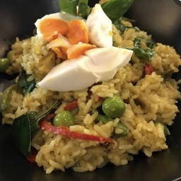 ข้าวผัดแกงเขียวหวานไก่ไข่เค็ม