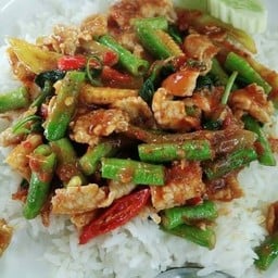 ข้าวหมูหมักผัดพริกแกง