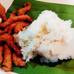 ข้าวเหนียวหมูกระเทียมล้วนทอด