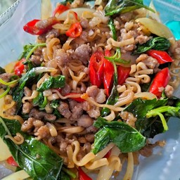 มาม่าผัดกระเพราหมู (ผัดแห้ง)