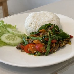 ผัดขี้เมาเนื้อราดข้าว