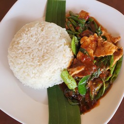 ผัดพริกแกงราดข้าว