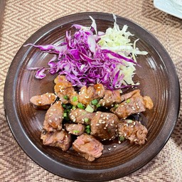 เนื้อออสหั่นเต๋าราดซอสยากินิกุ