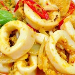 ผัดผงกระหรี่เป็นกับข้าว