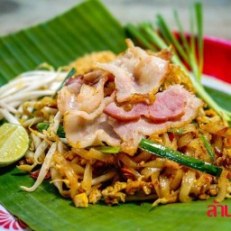 ล้านเล็กเล็กผัดไทยซอสมันปู&คั่วไก่เจ้แพต