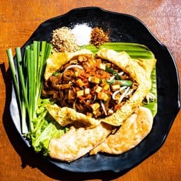 ผัดไทยไก่นุ่ม  (ห่อใข่)