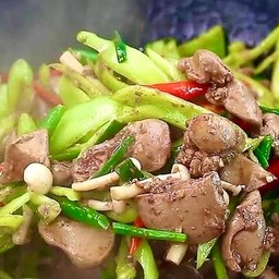 ข้าว เครื่องในไก่ผัดพริกหยวก