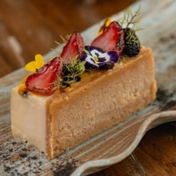White choc cheese cake with strawberry
