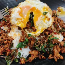 กะเพราเนื้อสับราดข้าว