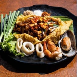 ผัดไทยทะเลรวม (ห่อใข่)