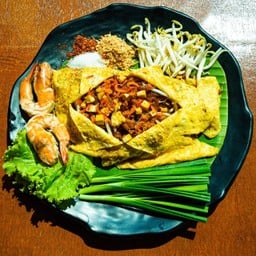 ผัดไทยกุ้งสด (ห่อใข่)