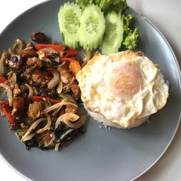 ข้าวกระเพราเครื่องในไก่ ไข่ดาว