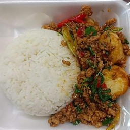 ผัดกะเพราหมูสับเต้าหู้หลอดทอด