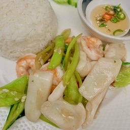 ข้าวผัดพริกหยวกทะเล