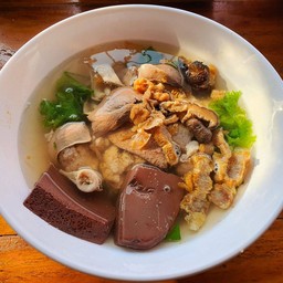 เจ๊กเงาะต้มเลือดหมู อู่ทอง สุพรรณบุรี