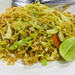 มาม่าผัดหมูสับ