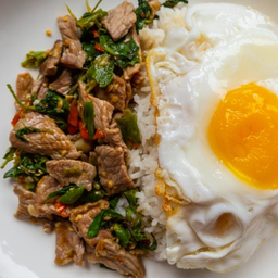 ข้าวราดผัดกระเพรา
