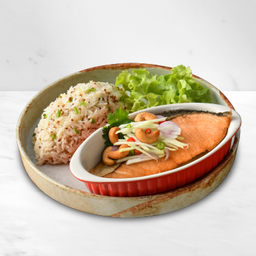 ข้าวผัดคีนัวแซลมอนทอดซอสน้ำปลา