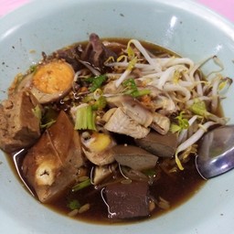 ก๋วยเตี๋ยวขาหมู + ไข่พะโล้