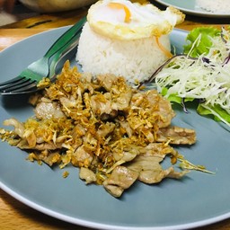 ข้าวหมูกระเทียมพริกไทยไข่ดาว