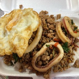 กะเพราหมูรวมหมึกไข่ดาว