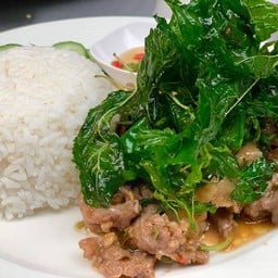 ข้าวกะเพราเนื้อชิ้น