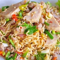 ยำมาม่าหมูสับหมูยอ