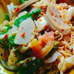 ยำบะหมี่กึ่งสำเร็จรูปหมูยอ